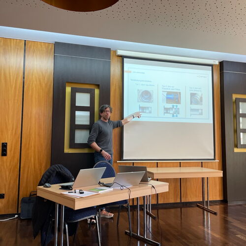 Jens Wahr bei der Kanalnachbarschaft, der seinen Vortrag hält.