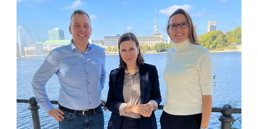 Das Bild zeigt drei Personen. Ganz links steht Benedikt Stentrup. Daneben ist Annika Bach und ganz rechts Dr. Susanne Leddig-Bahls