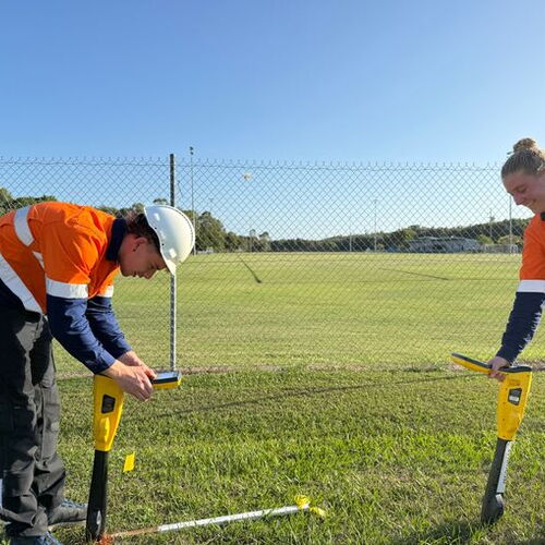 Frau und Mann vermessen Wasserleitungen