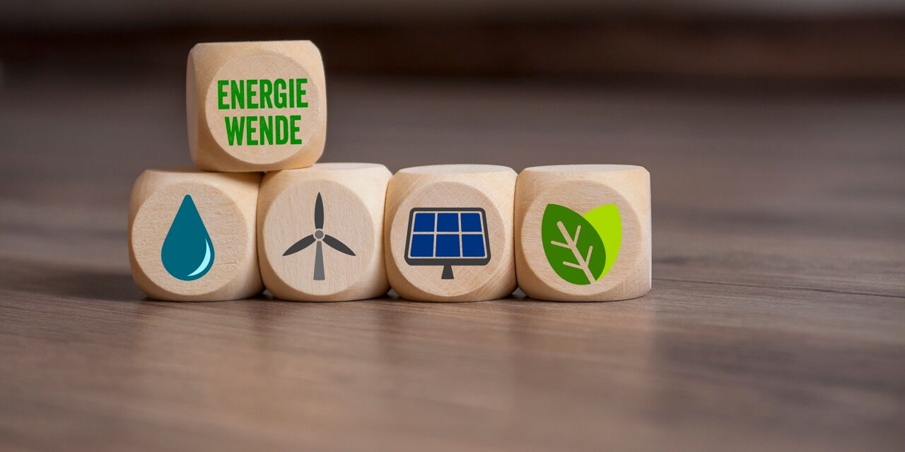 Würfel mit Symbolen: Schriftzug "Energiewende", Wasser, Windkraft, Solar und Nachhaltigkeit