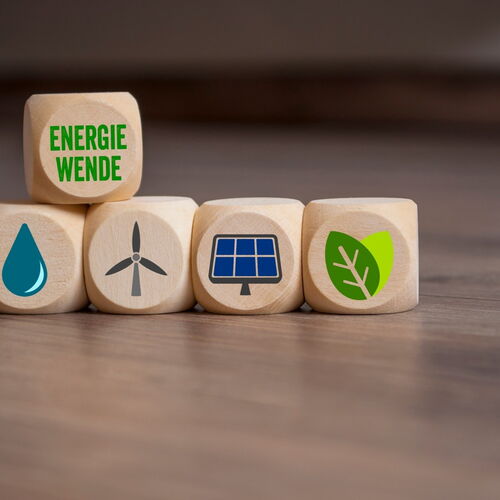 Würfel mit Symbolen: Schriftzug "Energiewende", Wasser, Windkraft, Solar und Nachhaltigkeit