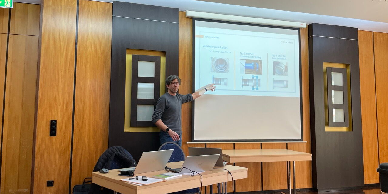 Jens Wahr bei der Kanalnachbarschaft, der seinen Vortrag hält.