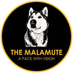 Rundes Logo mit der Zeichnung eines Malamute-Hundes auf schwarzem Hintergrund, darunter in Gelb der Schriftzug: "THE MALAMUTE – A PACK WITH VISION". Gelber Kreisrahmen um das Logo.