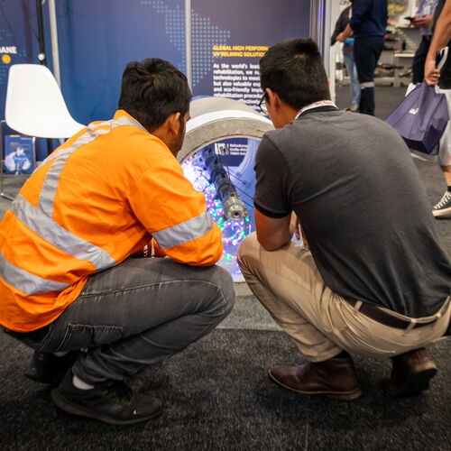 Messebesucher auf der International No-Dig