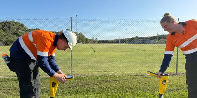 Frau und Mann vermessen Wasserleitungen