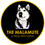 Rundes Logo mit der Zeichnung eines Malamute-Hundes auf schwarzem Hintergrund, darunter in Gelb der Schriftzug: "THE MALAMUTE – A PACK WITH VISION". Gelber Kreisrahmen um das Logo.
