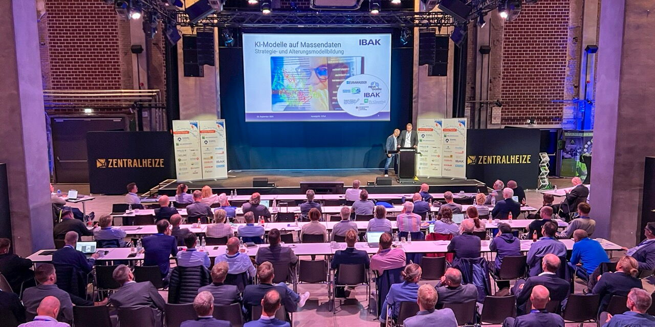 Der Veranstaltungsraum des Kanalgipfels 2025, in dem ein Vortrag des Unternehmens IBAK zum Thema KI-Modelle auf Massendaten gehalten wird.