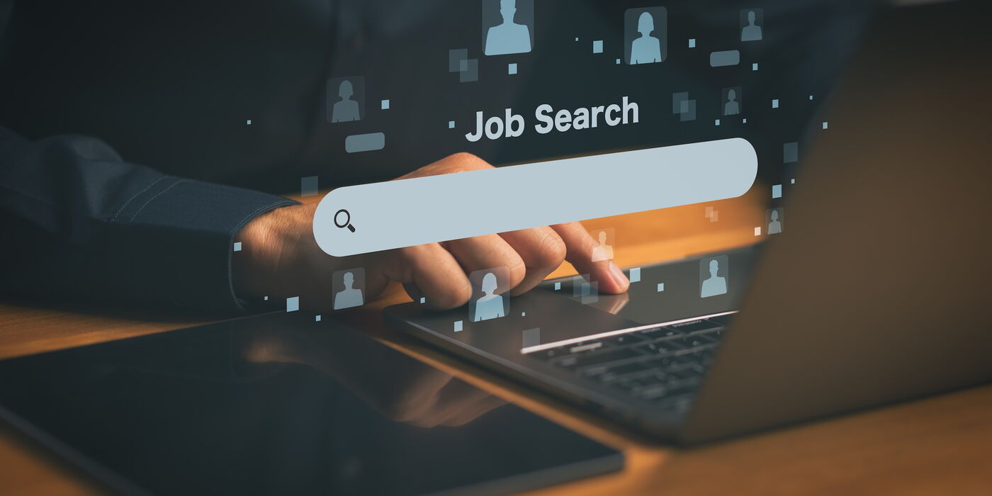 Eine Person am Laptop, darüber ein Suchbalken mit der Aufschrift "Job Search"