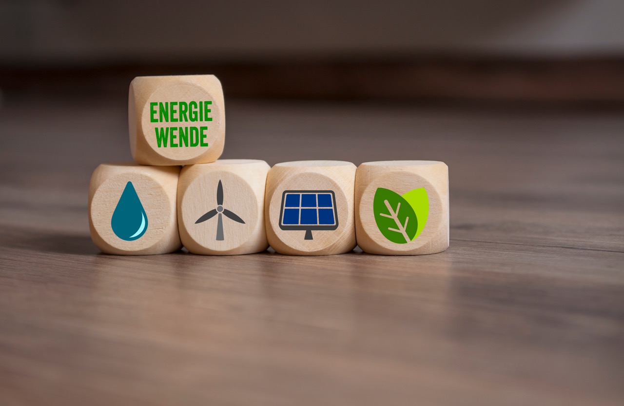Würfel mit Symbolen: Schriftzug "Energiewende", Wasser, Windkraft, Solar und Nachhaltigkeit