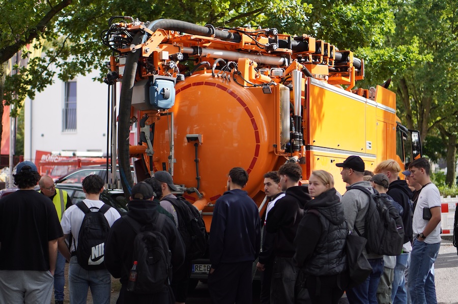 Kanalsanierungsoffensive 2026: Baustellenbesuch mit Spülwagen