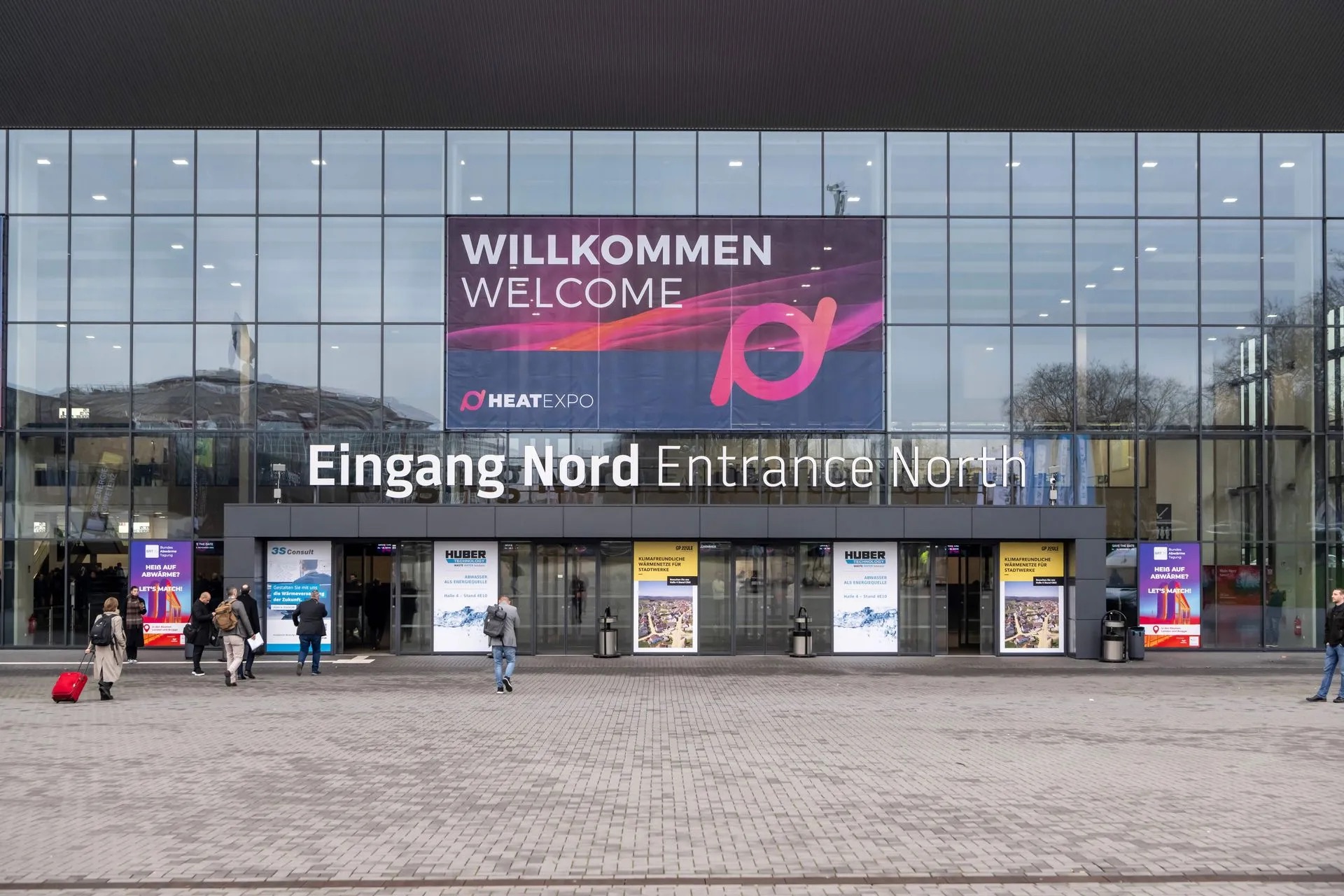 Eingang der Messe Dortmund mit dem Eventbanner "HeatExpo"